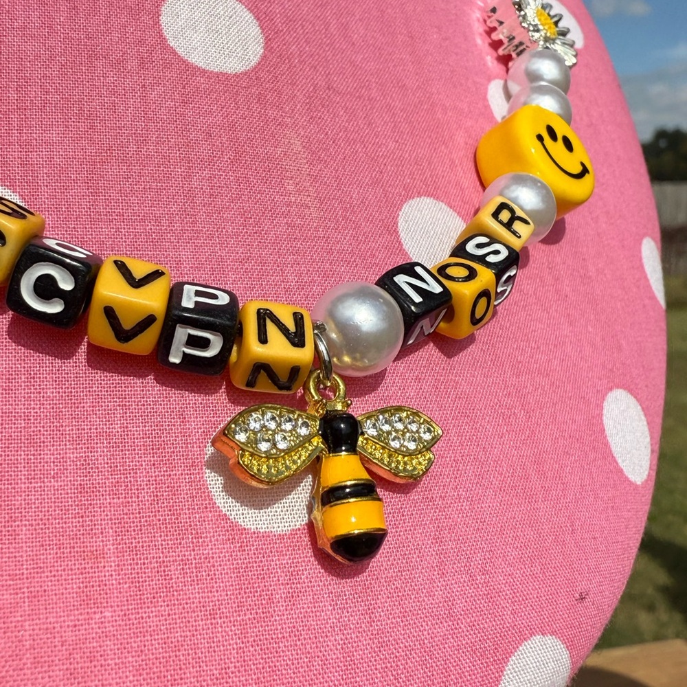 NWT! Smiley Face Beaded Bee Pearl Daisy Necklace - Picture 3 of 6